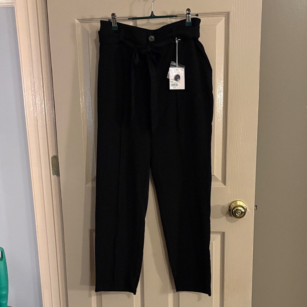 NWT Lauren Conrad women’s dress pants size 8 in color Black.